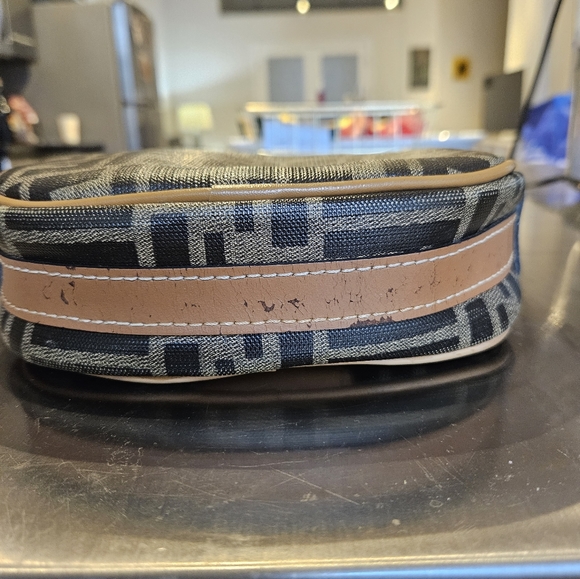 Authentic FENDI crossbody bag - Picture 7 of 8